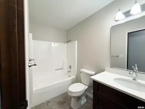 Bath - 1908 Bayview Ct, Springfield, IL 62704 photo 1 of 2