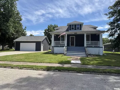 906 E Adams St, Taylorville, IL 62568