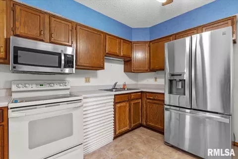 Kitchen - 3006 Sandgate Rd, Springfield, IL 62702 photo 3 of 3