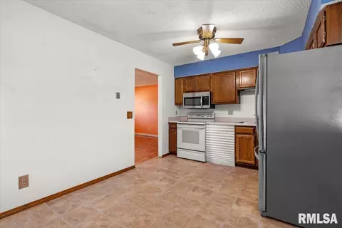 Kitchen - 3006 Sandgate Rd, Springfield, IL 62702 photo 2 of 3