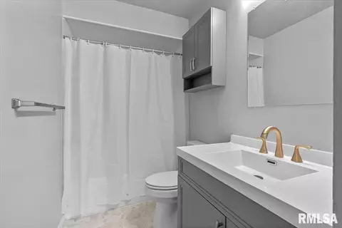 Bath - 3006 Sandgate Rd, Springfield, IL 62702 photo 1 of 1