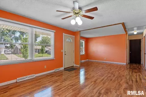 Living - 3006 Sandgate Rd, Springfield, IL 62702 photo 2 of 5