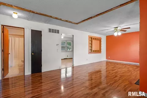 Living - 3006 Sandgate Rd, Springfield, IL 62702 photo 4 of 5