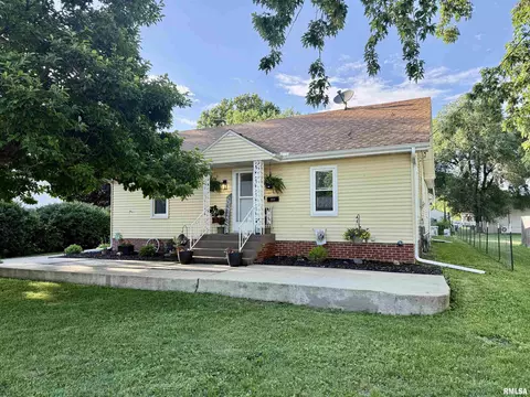 303 W South St, Abingdon, IL 61410