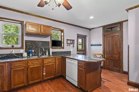Kitchen - 1015 W Washington St, Springfield, IL 62702 photo 2 of 3