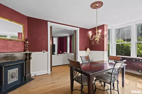 Dining - 1015 W Washington St, Springfield, IL 62702 photo 3 of 3
