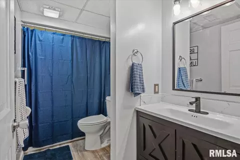 Bath - 2905 Ontario Dr, Springfield, IL 62707 photo 2 of 2