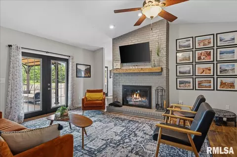 Living - 2905 Ontario Dr, Springfield, IL 62707 photo 4 of 5