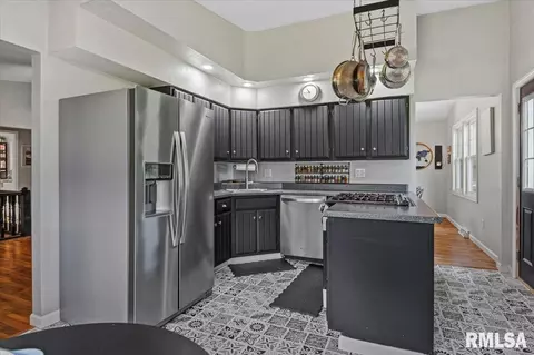 Kitchen - 2905 Ontario Dr, Springfield, IL 62707 photo 2 of 3