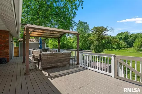 Exterior - 2905 Ontario Dr, Springfield, IL 62707 photo 4 of 7