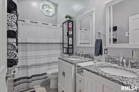 Bath - 2905 Ontario Dr, Springfield, IL 62707 photo 1 of 2