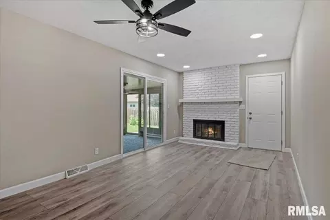 Living - 2320 Lindbergh Blvd, Springfield, IL 62704 photo 4 of 7