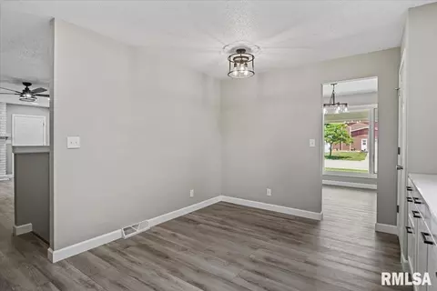 Entry Way - 2320 Lindbergh Blvd, Springfield, IL 62704 photo 1 of 3