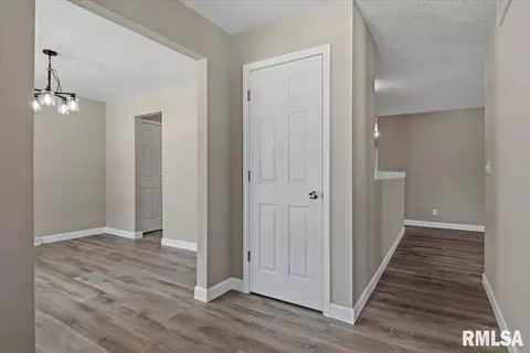 Entry Way - 2320 Lindbergh Blvd, Springfield, IL 62704 photo 2 of 3