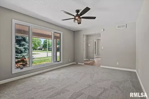 Living - 2320 Lindbergh Blvd, Springfield, IL 62704 photo 3 of 7