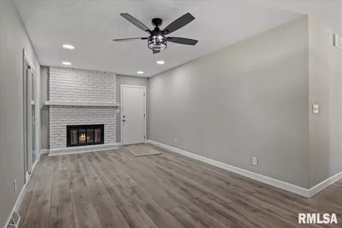 Living - 2320 Lindbergh Blvd, Springfield, IL 62704 photo 5 of 7
