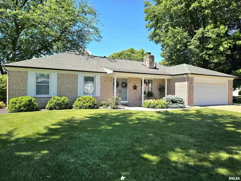 147 Westview Dr, Knoxville, IL 61448