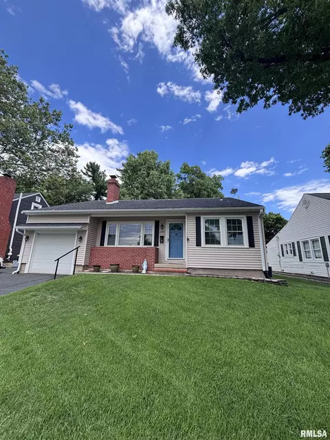 1204 Edgehill Rd, Jacksonville, IL 62650