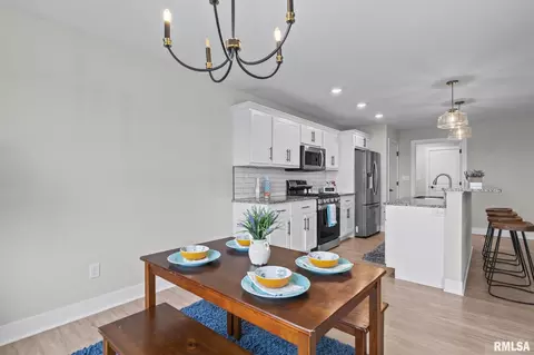 Dining - 3704 Westgate Dr, Springfield, IL 62711 photo 3 of 3
