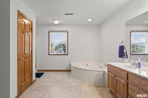 Bath - 3908 Thackeray Dr, Springfield, IL 62711 photo 2 of 6