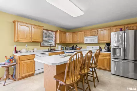 Kitchen - 3908 Thackeray Dr, Springfield, IL 62711 photo 2 of 3