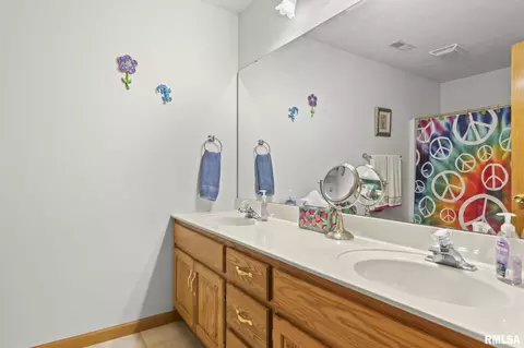 Bath - 3908 Thackeray Dr, Springfield, IL 62711 photo 5 of 6