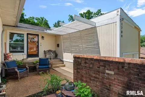 Exterior - 1704 W Jackson St, Springfield, IL 62704 photo 4 of 10
