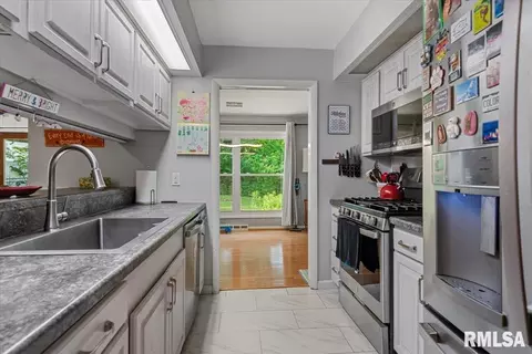 Kitchen - 1704 W Jackson St, Springfield, IL 62704 photo 2 of 3