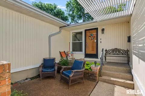 Exterior - 1704 W Jackson St, Springfield, IL 62704 photo 3 of 10