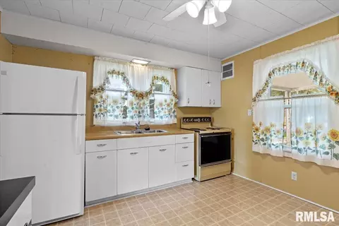 Kitchen - 1939 Dial Ct, Springfield, IL 62704 photo 1 of 3