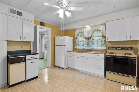 Kitchen - 1939 Dial Ct, Springfield, IL 62704 photo 2 of 3