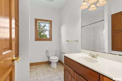 Bath - 4809 Bears Paw Ct, Springfield, IL 62711 photo 6 of 8