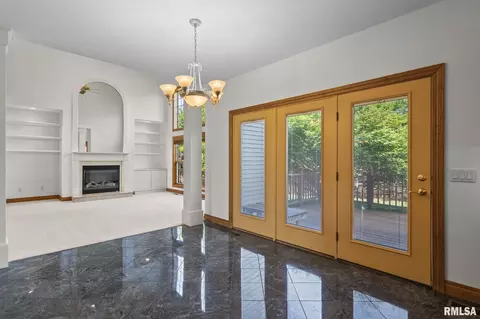 Living - 4809 Bears Paw Ct, Springfield, IL 62711 photo 3 of 7