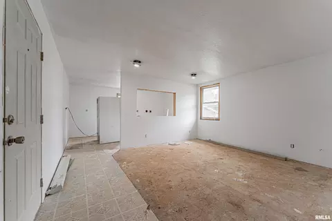 Living - 208 S Washington St, Mount Pulaski, IL 62548 photo 1 of 2