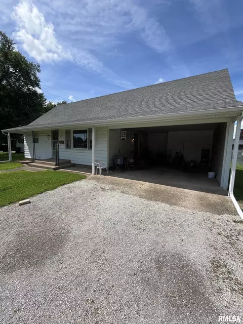 807 W Elm St, Taylorville, IL 62568