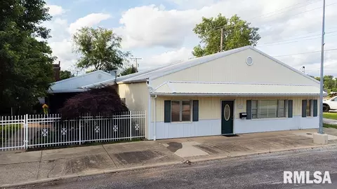 112 S 4th St, Saint Elmo, IL 62458