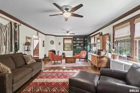 Living - 913 Williams Blvd, Springfield, IL 62704 photo 3 of 6