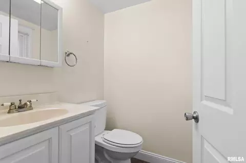 Bath - 1032 N 2nd St, Springfield, IL 62702 photo 1 of 3