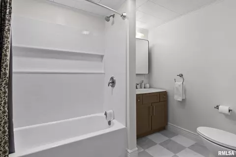 Bath - 1032 N 2nd St, Springfield, IL 62702 photo 2 of 3