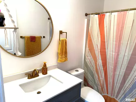Bath - 2436 Normal Dr, Springfield, IL 62707 photo 3 of 6