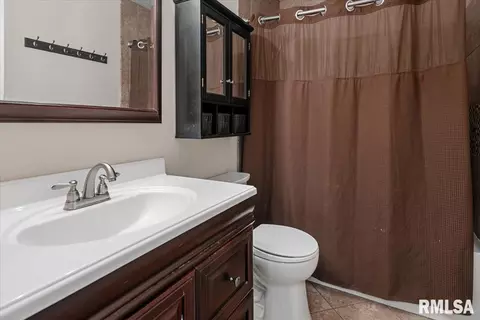 Bath - 1524 Maureen Ct, Springfield, IL 62702 photo 1 of 2