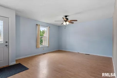 Living - 1524 Maureen Ct, Springfield, IL 62702 photo 1 of 2
