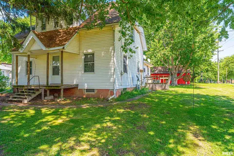 710 S Cedar St, Delavan, IL 61734