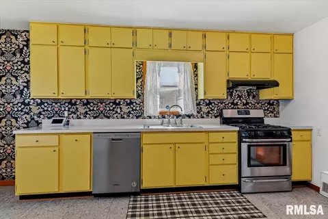 Kitchen - 523 Wood Ave, Springfield, IL 62702 photo 2 of 4