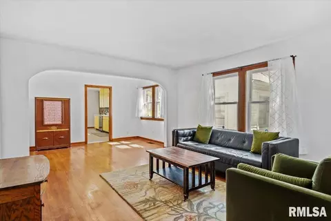 Living - 523 Wood Ave, Springfield, IL 62702 photo 1 of 2
