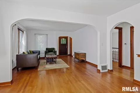 Living - 523 Wood Ave, Springfield, IL 62702 photo 2 of 2