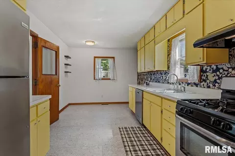 Kitchen - 523 Wood Ave, Springfield, IL 62702 photo 1 of 4