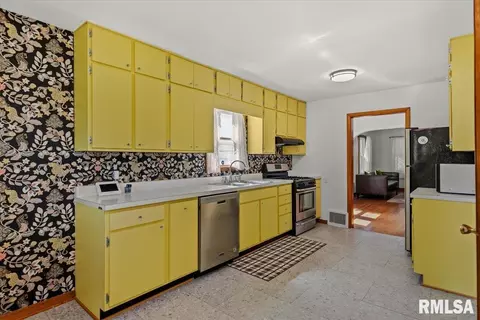 Kitchen - 523 Wood Ave, Springfield, IL 62702 photo 3 of 4