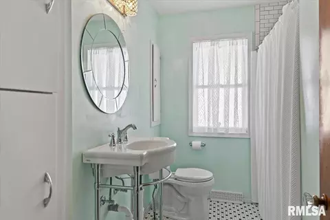 Bath - 523 Wood Ave, Springfield, IL 62702 photo 1 of 1