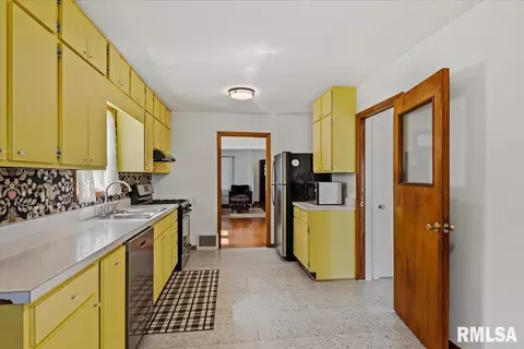 Kitchen - 523 Wood Ave, Springfield, IL 62702 photo 4 of 4